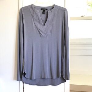 WHITE HOUSE BLACK MARKET Split Neck Long Sleeve Gray Top Women’s Size X-Small XS